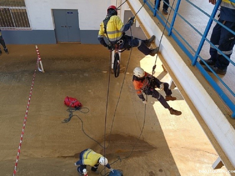 应急队组织高空救援演练