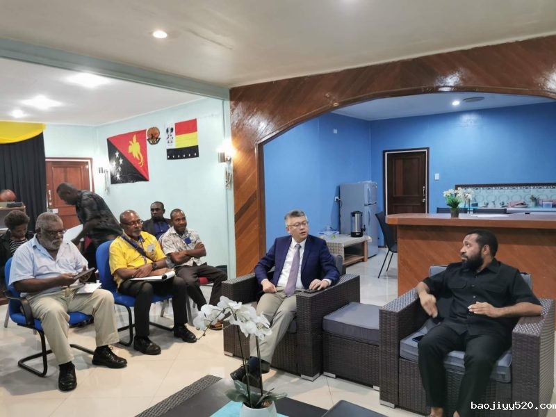 王洲与马当省长Ramsey Pariwa(右)